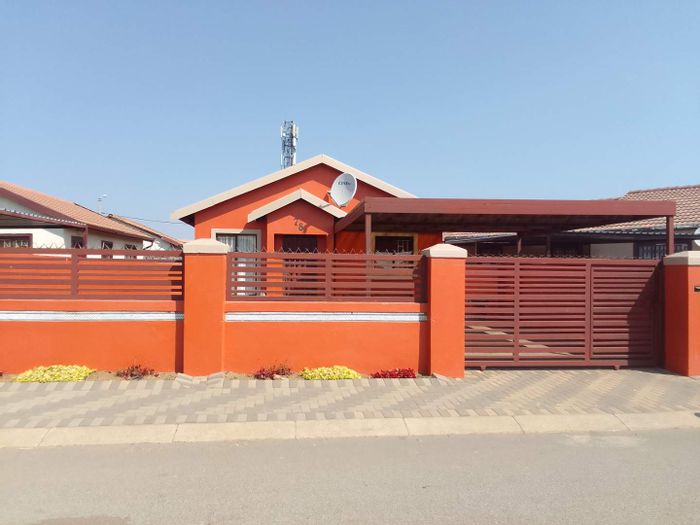 For Sale: Buhle Park House with 2 Bedrooms, spacious living area, and carport.