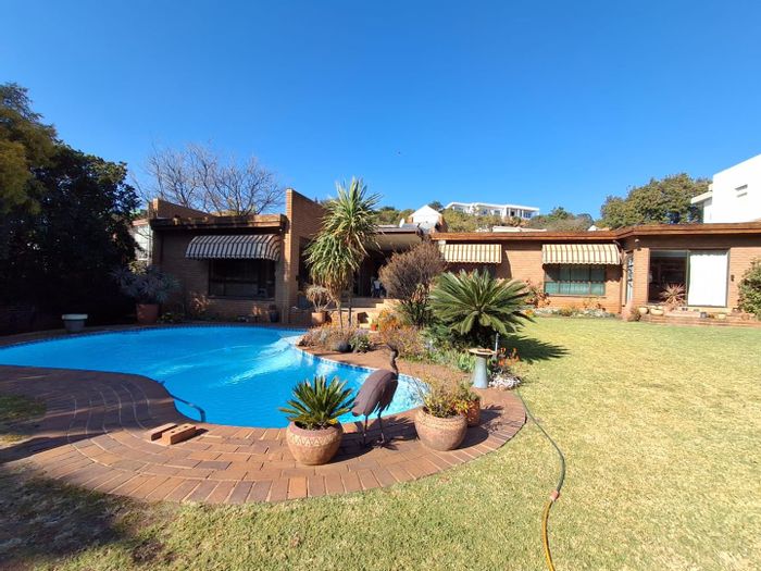 Glenvista House For Sale: Golf course access, pool, flatlet, and solar features.