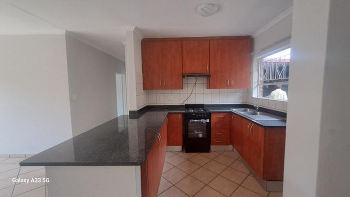 3 Bed Townhouse For Sale in Buccleuch with garden, garage, and 24/7 security.