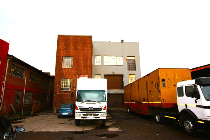 Industrial property in Clairwood for sale: 3-phase power, ample parking, income potential.