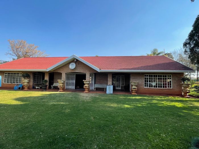 Vryheid Central Small Holding For Sale: Multiple homes, storage, and business potential.