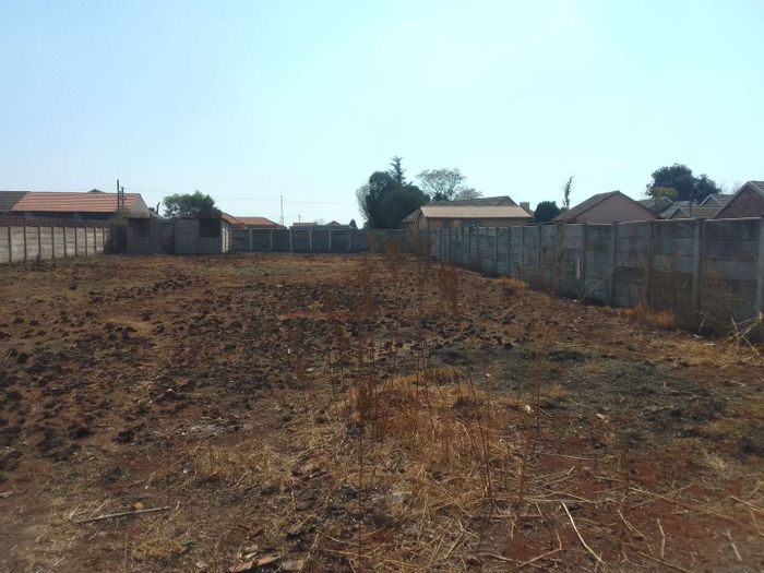 Spacious 1047 sqm residential land for sale in Welgedacht, ideal for development.