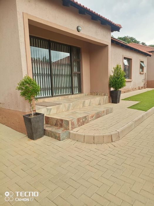 For Sale: Cluster in Pretoria North with 3 bedrooms, double garage, and solar panels.