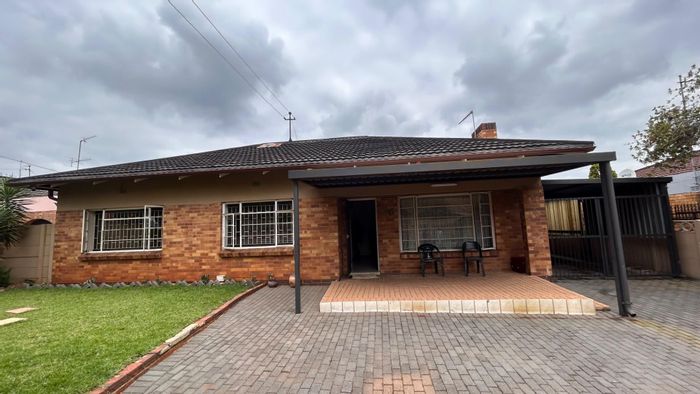 Spacious 3-bedroom house in Symhurst with jacuzzi, cottage, and large garden. For Sale.