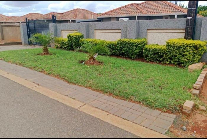 House for Sale in Mamelodi East: 3 Bedrooms, spacious yard, secure parking.