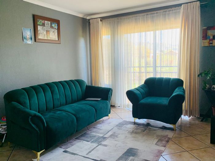 Wilgeheuwel Apartment To Rent: 2 beds, open-plan kitchen, kids play area, secure complex.