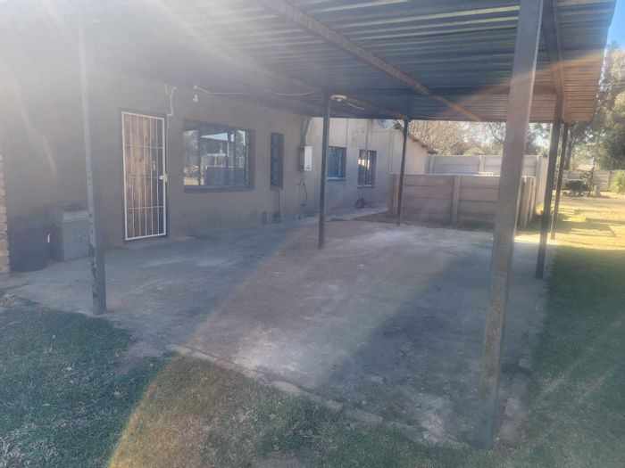 Cottage to Rent in Benoni AH: 2 Bedrooms, Gas Stove, Parking Included.