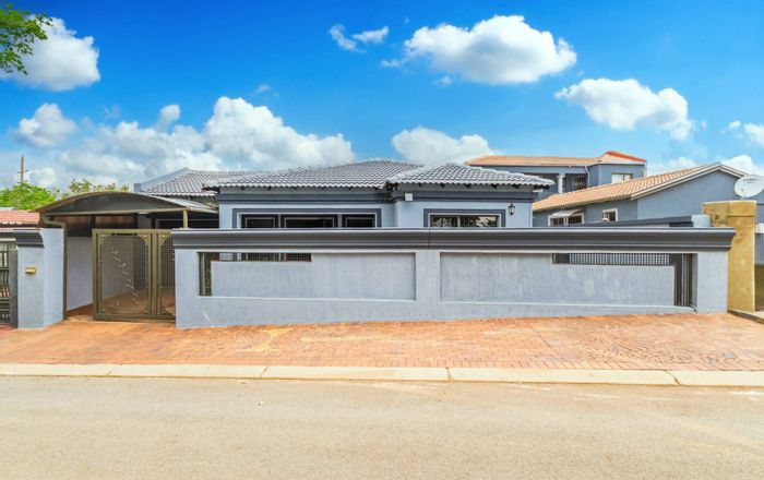 For Sale: House in Protea Glen with 3 beds, outdoor braai, and automated gate.