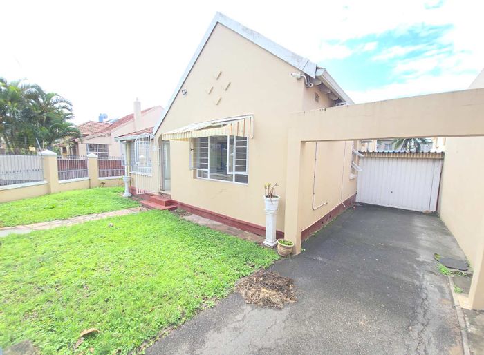 Glenwood House For Sale: 3 Bedrooms, Garage, Sunroom, Community-Oriented Neighborhood.