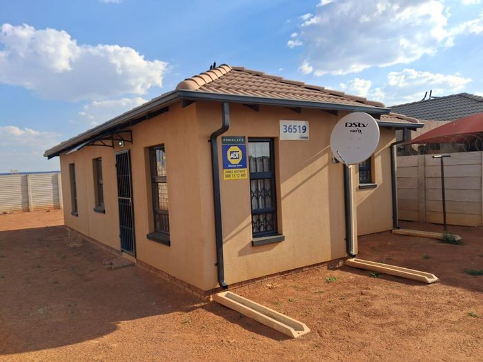 For Sale: 3-Bedroom House in Protea Glen with Secure Yard and Convenient Access.