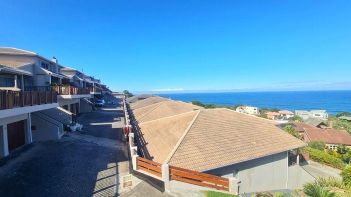 Townhouse in Brenton On Sea To Rent: 3 beds, ocean views, communal pool.