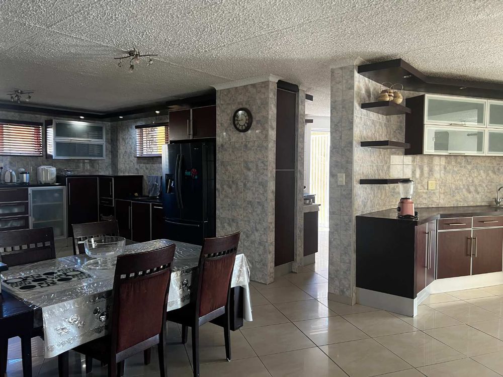 Spacious modern main house kitchen 