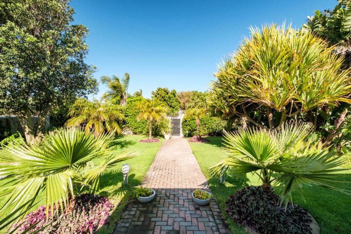 Kirstenhof House For Sale: 4 beds, 3.5 baths, spacious yard, dual garages.