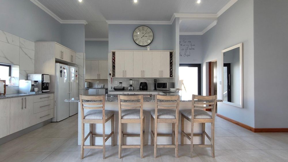 Cosy breakfast nook, bar stools included