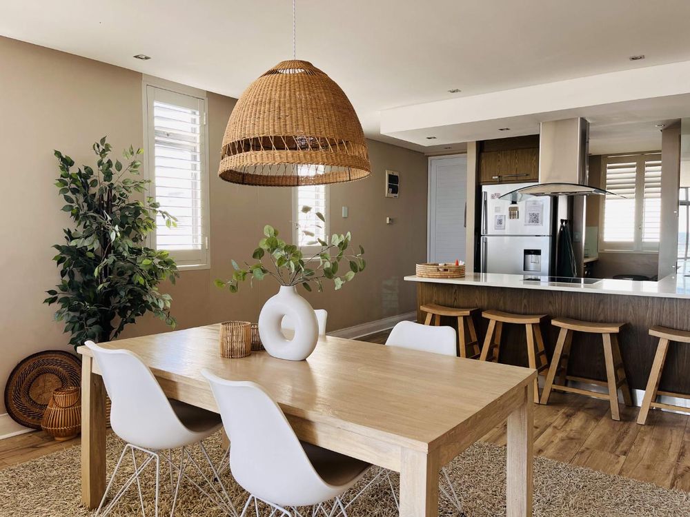 Spacious dinning area flowing to modern kitchen.
