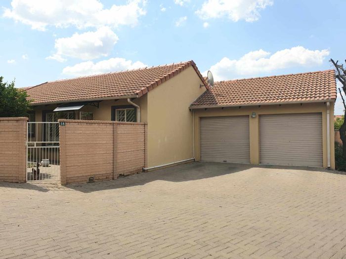 Chic Townhouse with Solar System in Gated Willow Park Manor Community, For Sale