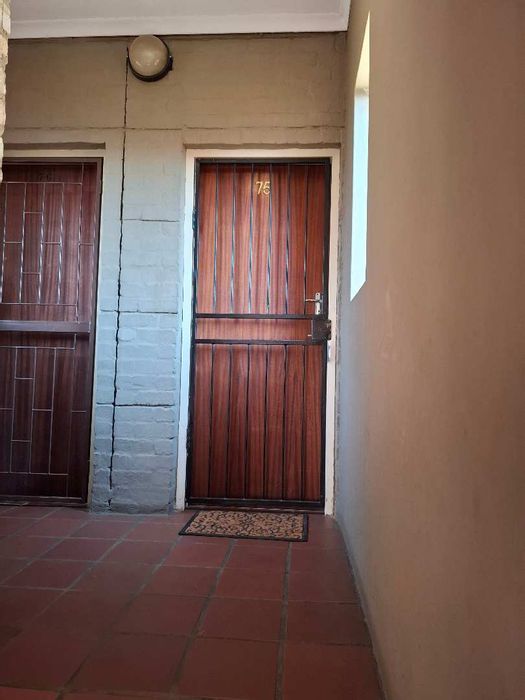 Wapadrand Apartment To Rent: 1 bed, balcony, garage, 24h security, prepaid electricity.