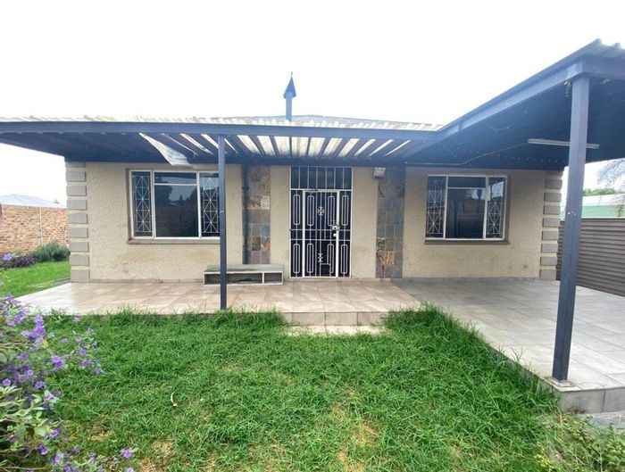 For Sale: House in Florentia with 3 beds, garden, parking, and security features.