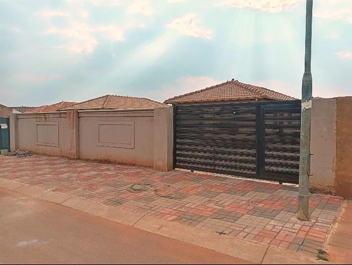 3-Bedroom House To Rent in Dawn Park with Biometric Security Access.