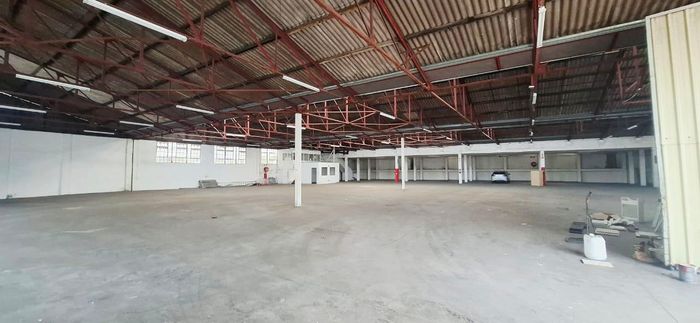 Glenwood Business Unit To Rent: Prime location, prepaid utilities, 1728 m² space.