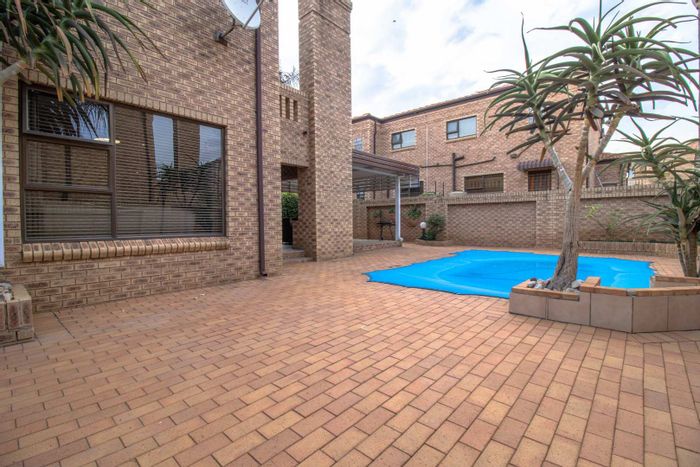 Meyersdal House For Sale: 3 beds, pool, security estate, spacious living areas.