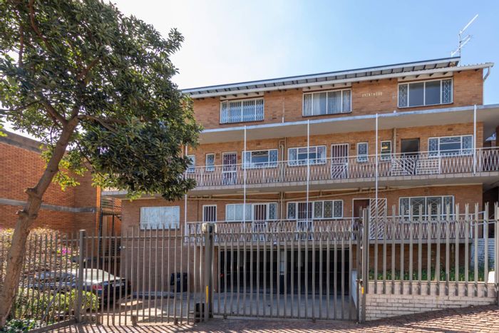 For Sale: Apartment in Randburg Central with 2 bedrooms, parking, and communal garden.