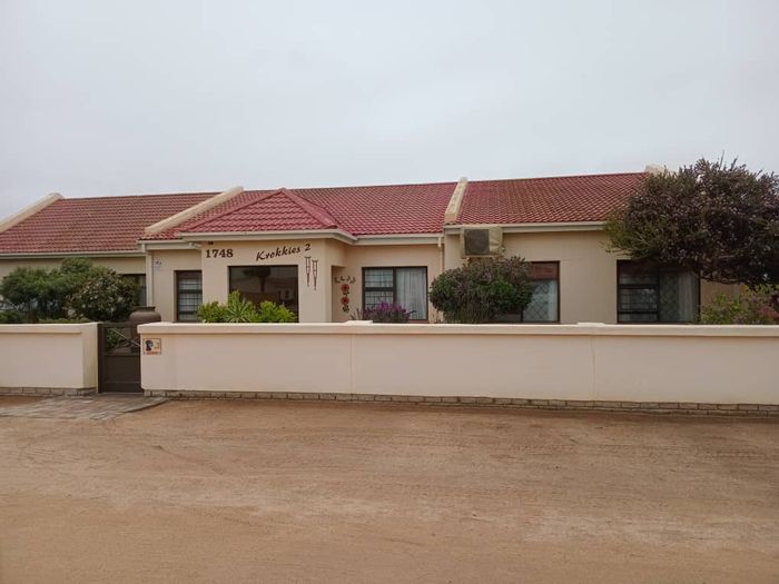 Spacious 4-bedroom house with BBQ area and double garage in Henties Bay Central.