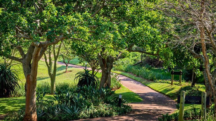 Izinga Estate Apartment For Sale: 2 beds, balcony, garage, gated access.