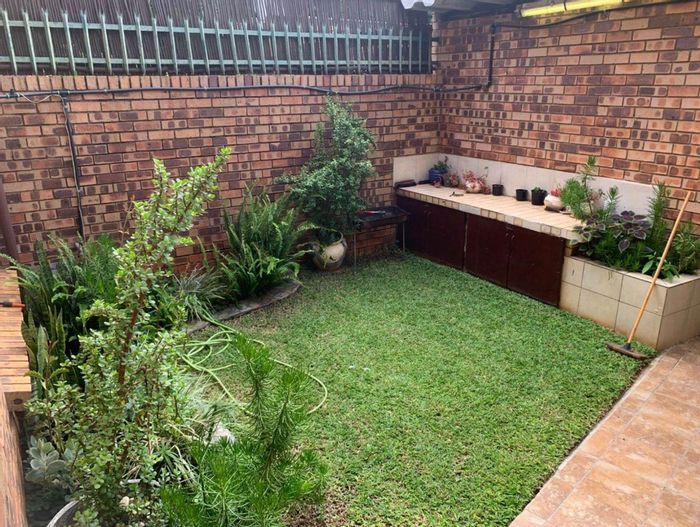 Property #2400235, Townhouse For Sale in Weavind Park