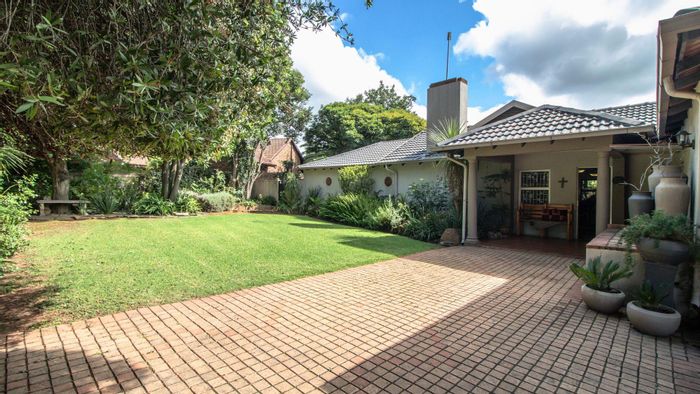Morehill House For Sale: 3 beds, pool, study, 3 garages, secure area.