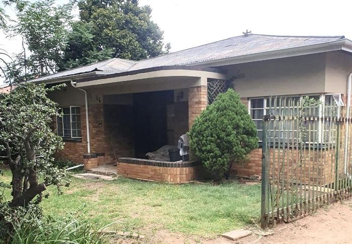 Malvern East House For Sale: Main house with two cottages, versatile living options.