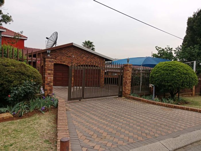 Glenvista Ext 3 House To Rent: 5 Bedrooms, Pool, Garden, Double Garage, Security.