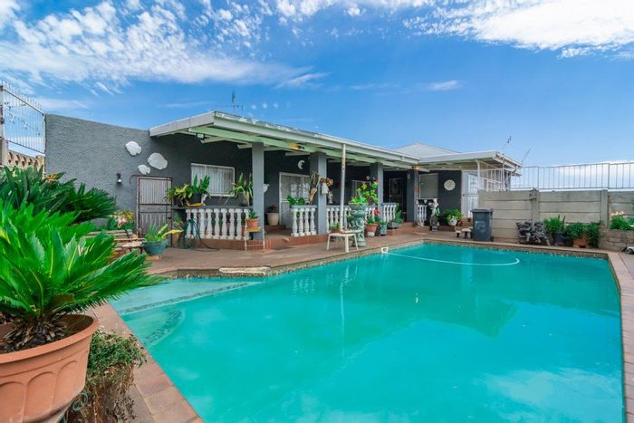 Quellerie Park House For Sale: Spacious layout, pool, double garage, versatile patio.