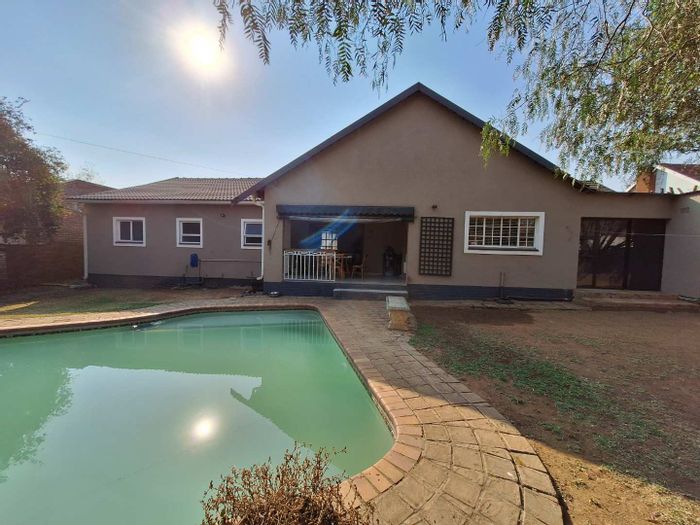 Farrarmere House For Sale: Spacious gardens, pool, garages, and security features.