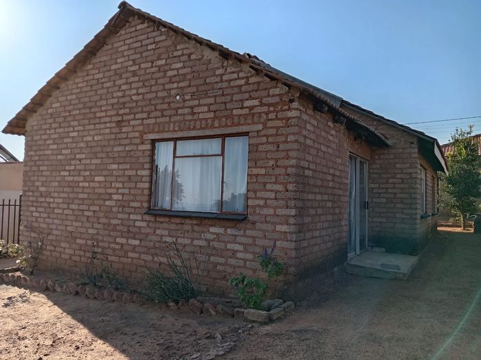 3 Bedroom house for sale in Ga-rankuwa View with en-suite, near amenities.