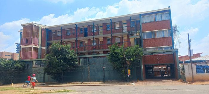 Affordable 2-bedroom apartment for sale in Kempton Park AH with security and parking.