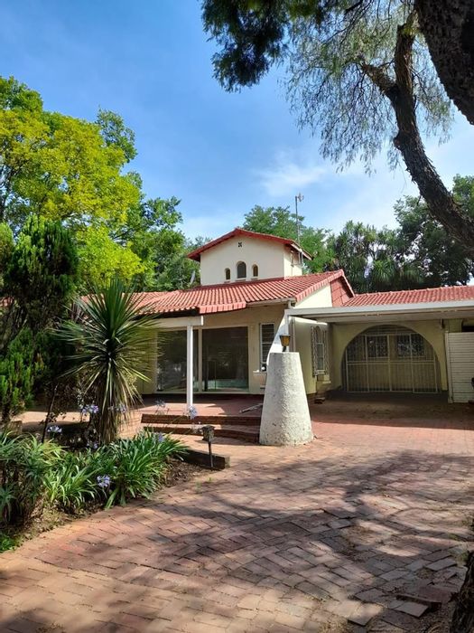 5-Bedroom House To Rent in Bedfordview Central with pool, garden, and study.