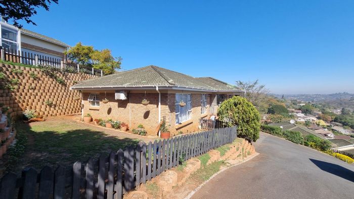 Cluster for Sale in Amanzimtoti Central: Secure complex, private garden, rental income.