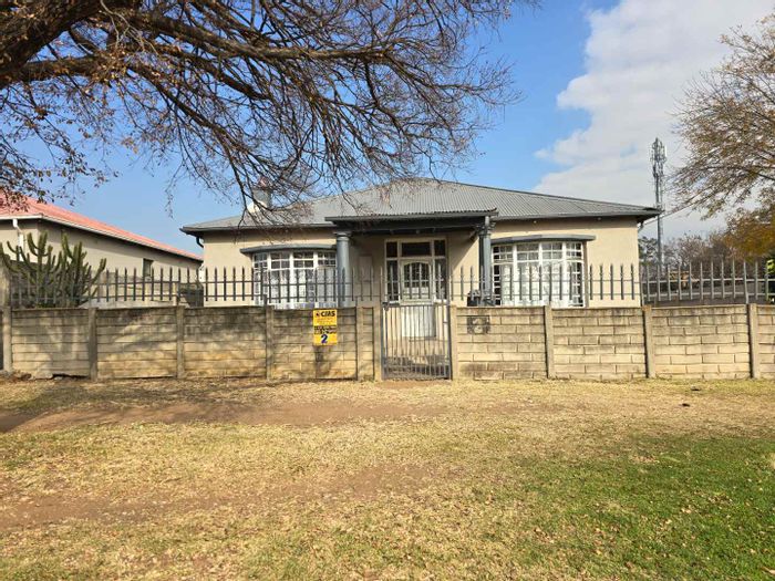 3 Bedroom House To Rent in Benoni West, near Lakeside Mall and schools.