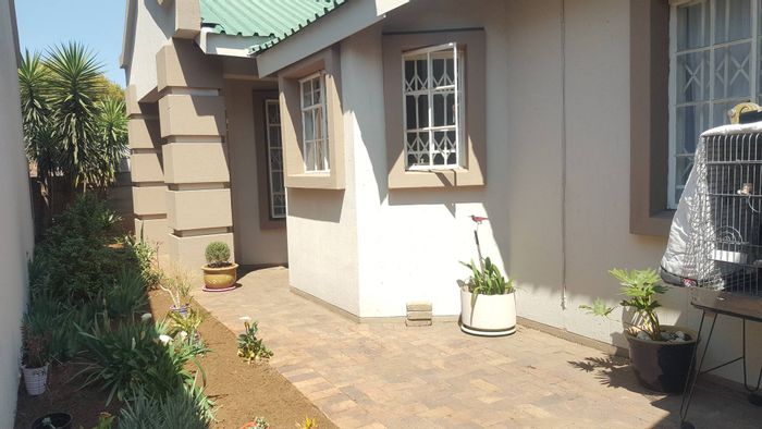 Property #2190376, Townhouse for sale in Vanderbijlpark South East 3
