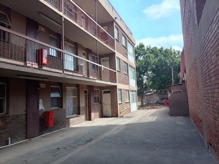 Townhouse in Kempton Park AH For Sale: 1 bed, easy airport access, covered parking.