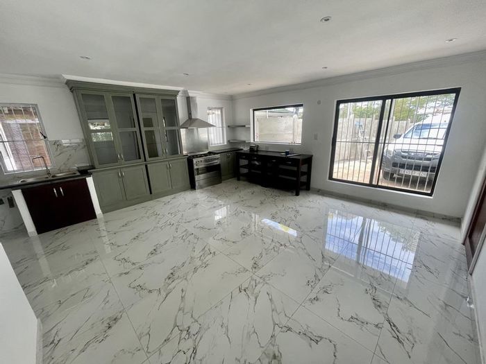 Herrwood Park House To Rent: 2 beds, open-plan living, ample parking, private outdoor space.