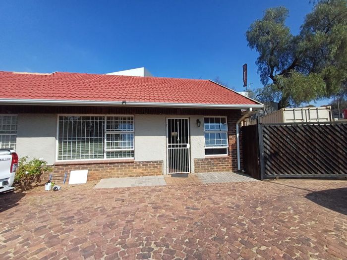Blairgowrie Cluster To Rent: 1-bedroom flatlet with prepaid utilities and parking.