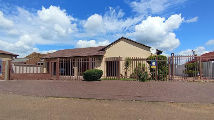 4-Bedroom House For Sale in The Orchards with 3 Garages and Spacious Layout.