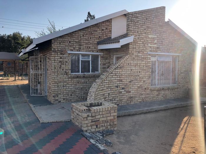 3-bedroom house to rent in Mmabatho Central with spacious yard and carport.