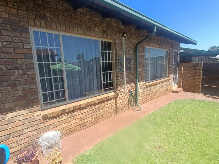 For Sale: Clubview Townhouse with 2 bedrooms, garage, and private garden.