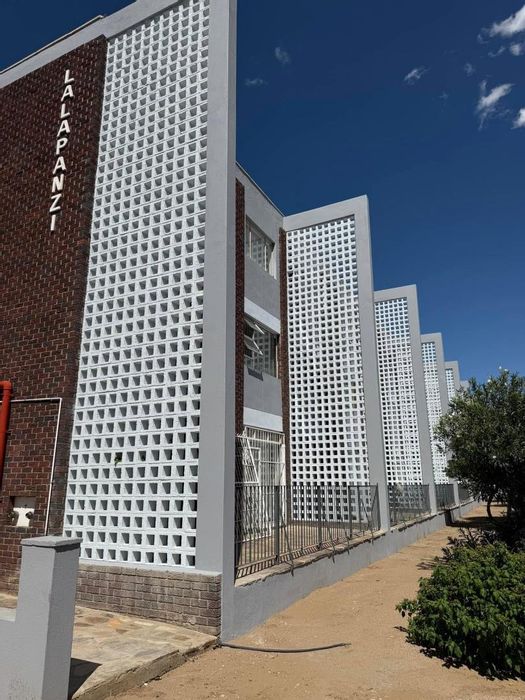 Klein Windhoek Apartment For Sale: 1 bed, enclosed veranda, open space.