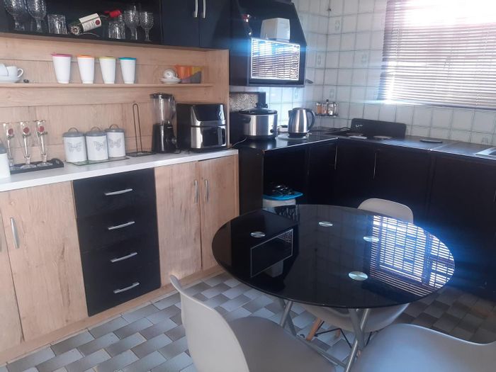 For Sale: Kenilworth House with 4 Bedrooms, Parking, and Chef's Kitchen.