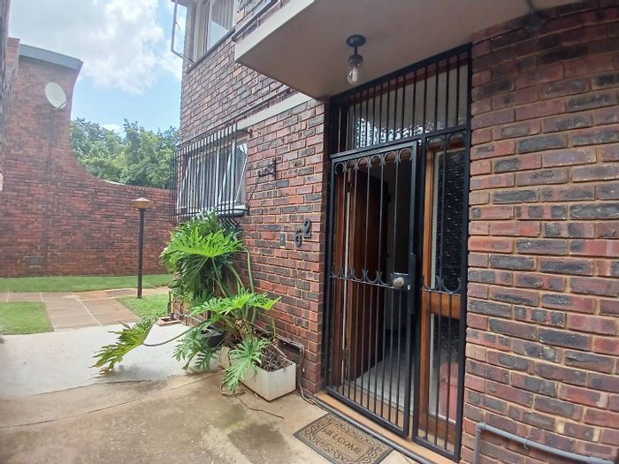 Property #2398563, Townhouse For Sale in Queenswood