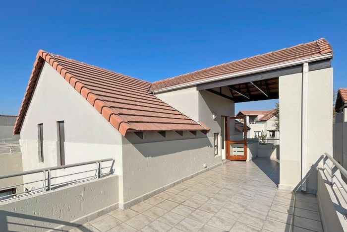 Fourways Apartment For Sale: 2 beds, loft, pool, clubhouse, secure living.